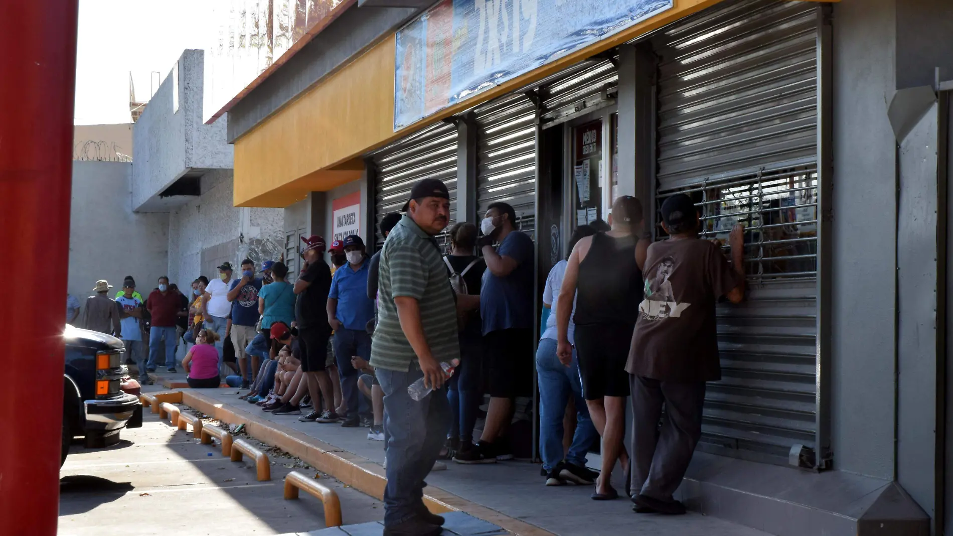 Fila para comprar Ceveza OXXO los Naranjos-Carlos Villalba (1)